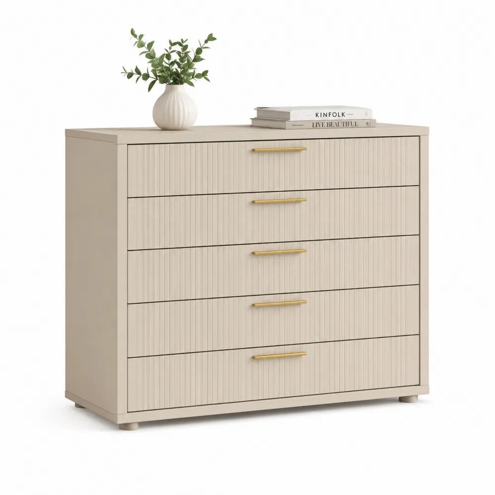Commode basse en MDF beige à 5 tiroirs avec façades rainurées et poignées dorées, 100 x 40 x 82 cm